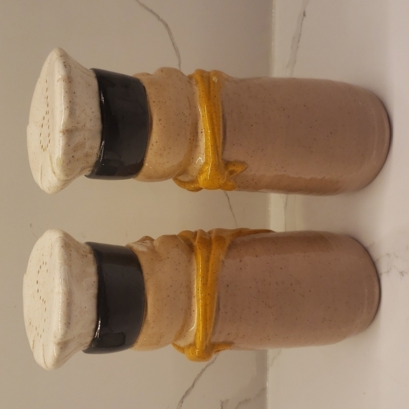 Set of 2 Unbranded Salt and Pepper Shaker Chefs 7.75"h x 3" diam Ceramic - Picture 4 of 10